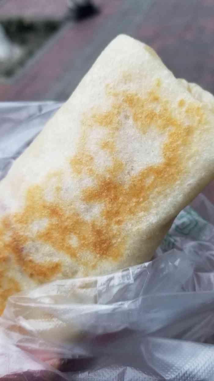 哈尔滨烤饼-"一家物美价廉的街边小店.在十字路口,店.