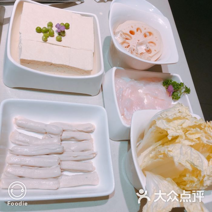 海底捞火锅:服务态度热情,网红油面筋+鸡蛋+.上