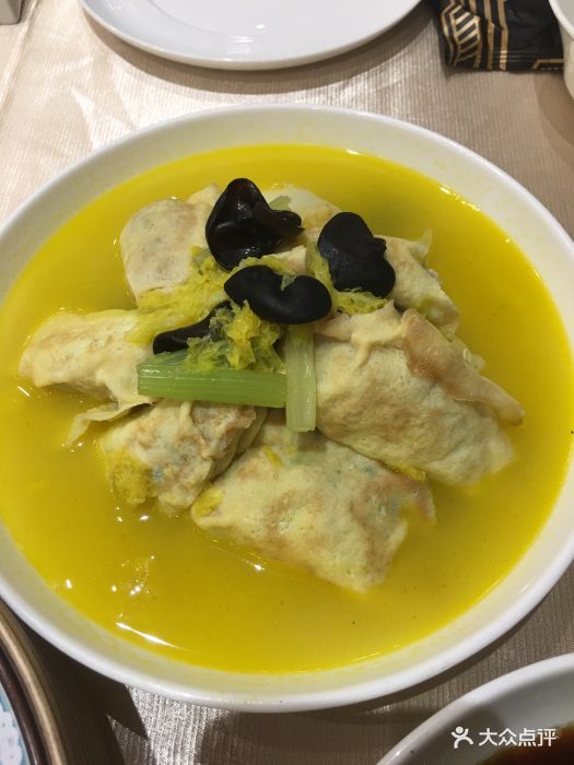 浓汤娃娃菜煮蛋饺