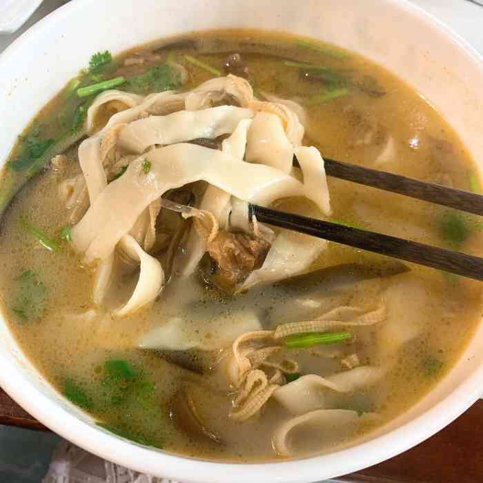 面既筋道又入味~作为烩面来说挺不错了,比瑞达路的萧记烩面强「猪蹄