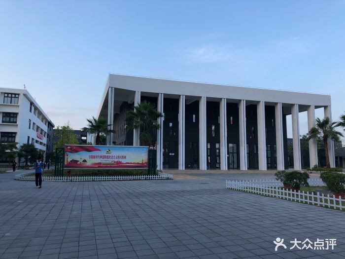 博伦职业技术学校新校区图片