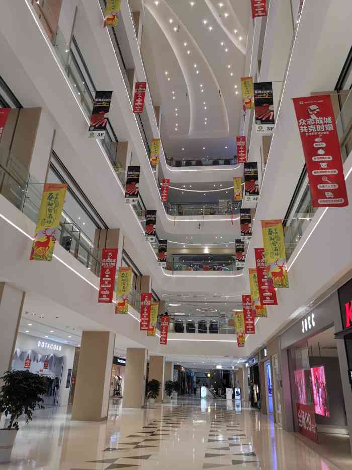 八佰伴(华府店"不同时期拍的银泰门口的照片 我记得刚开业.