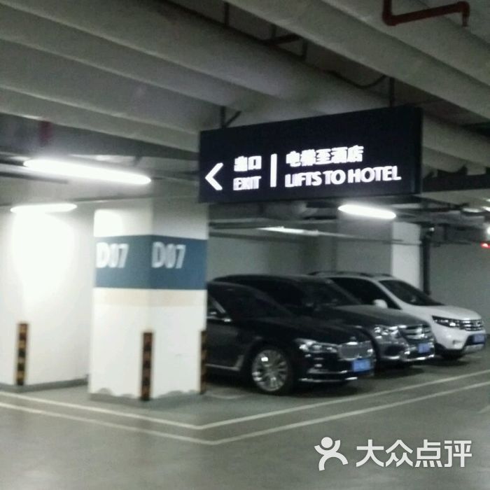 万象城停车场