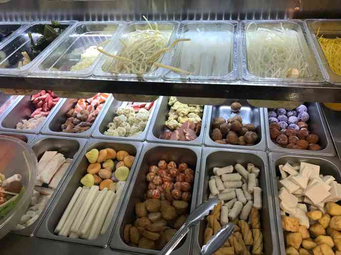 麻辣烫的菜品种类有很多,味道也不错.