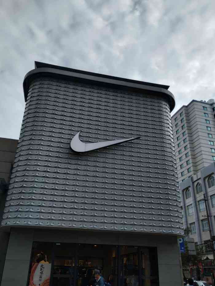 nike(顺城购物中心店"旅游临时导航找到一家nike,买个双肩背.