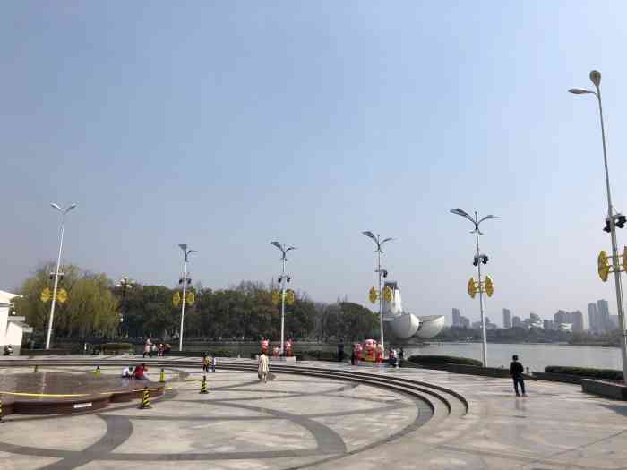 东湖广场-"在老平湖吃完晚餐,逛好南河头历史文化街区.