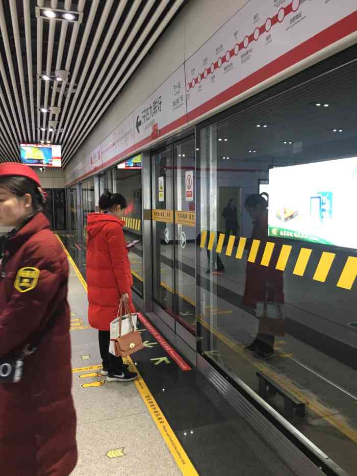 合肥南站-"合肥南站,第二次来这边换乘,缺点候车室里.