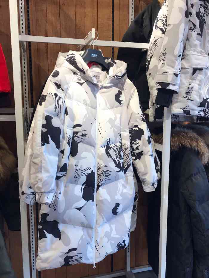 波司登(新街口商场店)-"波司登羽绒服在新街口百货店的面积很大,三.