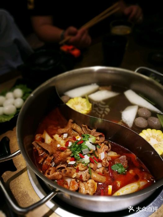 左庭右院鲜牛肉火锅(七宝万科店)鲜牛杂鸳鸯锅图片 第3张