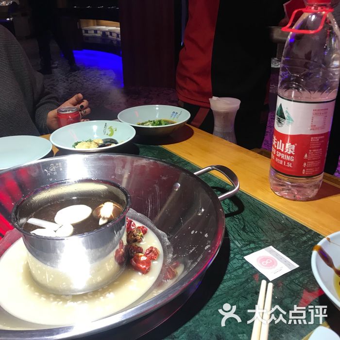潮辣矿泉水火锅