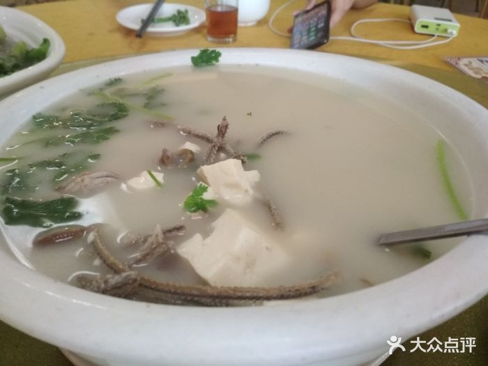 鳝骨芫茜豆腐汤