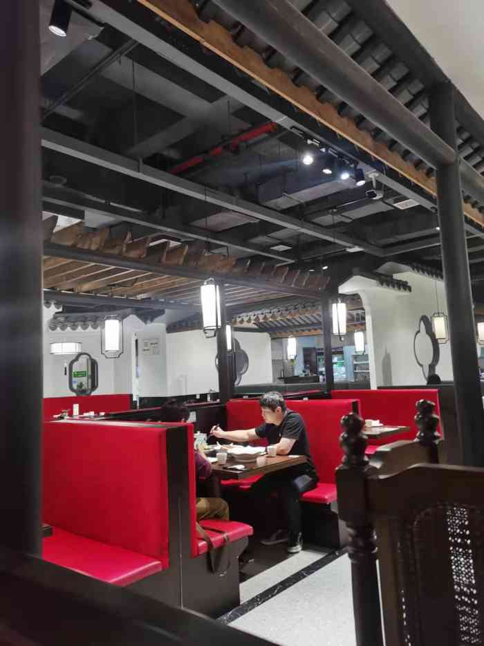 徽州食苑"坐标城市生活广场4楼,这边的人流量一直不.
