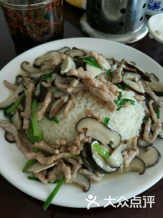 香菇肉丝盖浇饭
