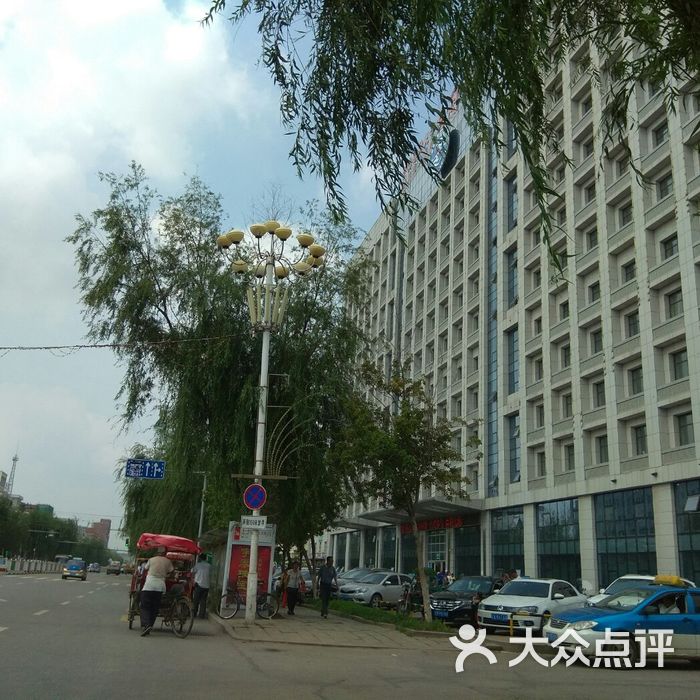 昌图县中心医院两侧不让停车 看好停车位在停图片-北京医院-大众点评