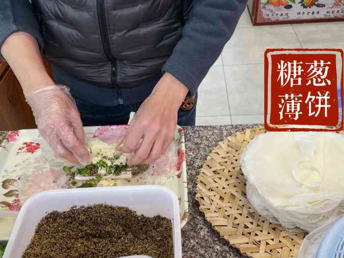 糖葱薄饼潮汕传统小食-"在潮汕地区的许多街头可以看到很多卖糖葱薄.