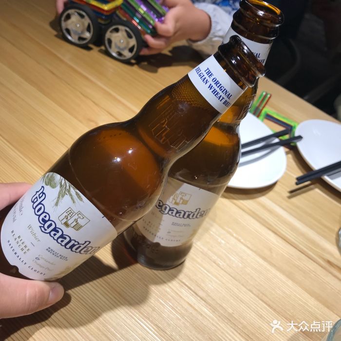 酒食里酒吧餐厅福佳白啤酒图片