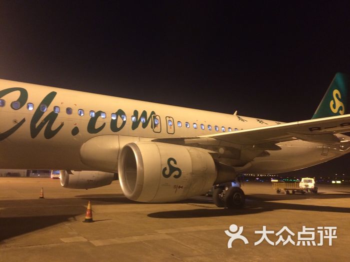春秋航空怎么样,好不好的默认点评-上海-大众点评网_底特网 这次旅行下来最最大的败笔就是选择了春秋航空,算是吃一堑长一智了,列举以下不再选择春秋航空的几大理由: 一、行李额陷阱 大家都知道乘坐航班,行李基本分为随身行李和托运行李,一般来说托运行李20kg每人,然后每人可携带一件体积不超过20x40x55cm,重量不超过5kg的随身行李。 但春秋航空的行李额有特殊的规定,即为随身+托运行李15kg每人。如果像我这样不知情的话,那可就惨了哦,回程时候整个行李箱已经达到28kg了,加上随身空包就一共29kg了,行李超额的话当场补行李差额可是非常高价哦。。 购买行李价格我