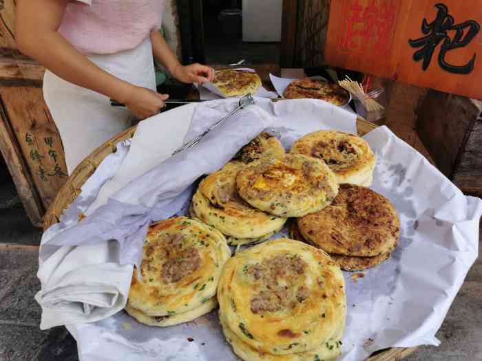 乡绅杨记喜洲破酥粑粑-"一大块饼切了六分六个人分的