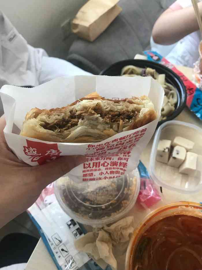 二师兄肉夹馍(万达店"在他家点了肉夹馍还有凉皮,味道还是没有变.