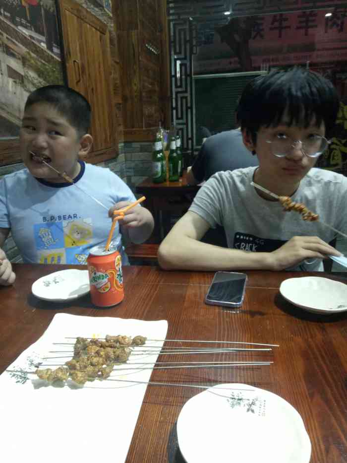 小伟吉林特色烧烤(锦梅路店"冬天最幸福的事莫过于大家聚在一起吃热