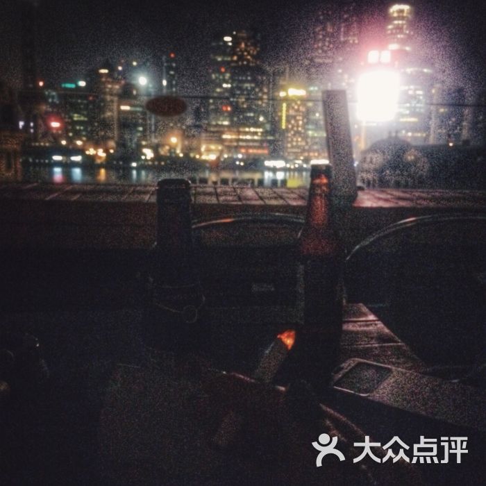 船长酒吧面朝外滩喝酒聊天好不惬意图片 - 第34张