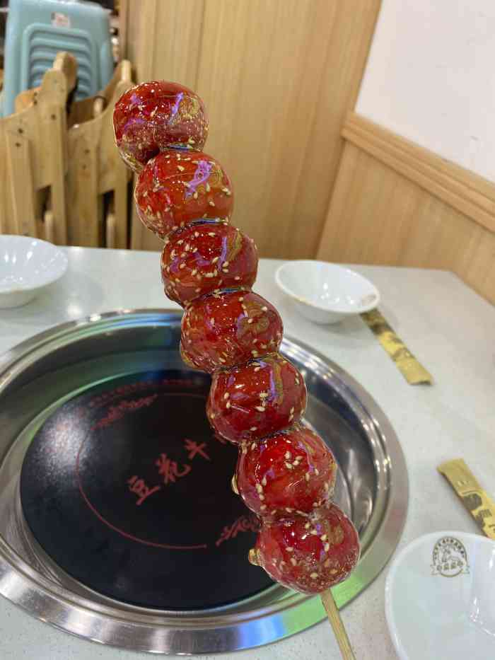 等车的时候看到糖葫芦买了两串这家是真的贵呀街边糖葫芦一般5元一串
