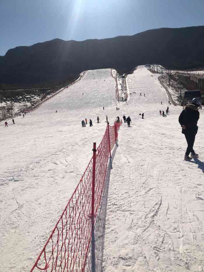 北京西山滑雪场-"西山滑雪场是离市区很近的一个滑雪