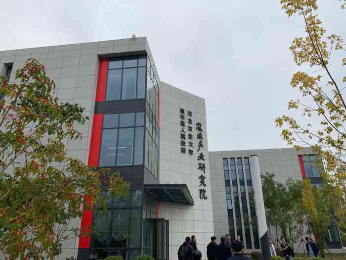 阜平县职业教育学校"职业教育学院的新校区坐落在阜平县新区,周.