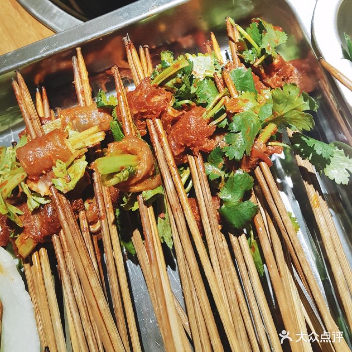 刘签签小郡肝火锅串串香芹菜牛肉图片