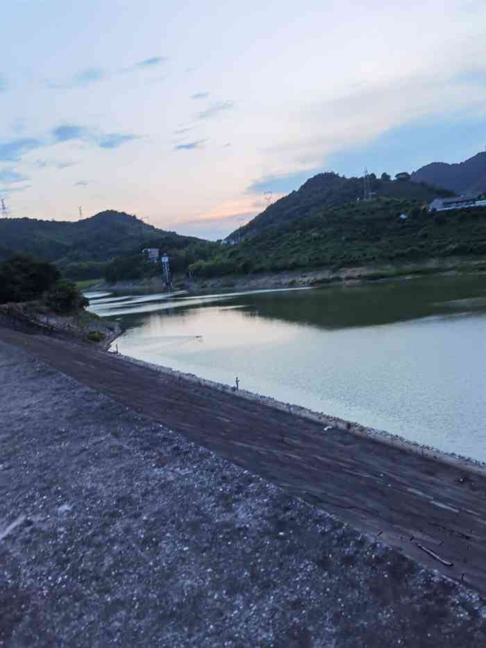 毛力水库"高温逐渐褪去,适合到山里走走,水库边风很.