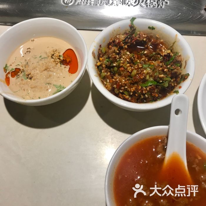 海底捞火锅:海底捞以服务态度好出名,这家在.上