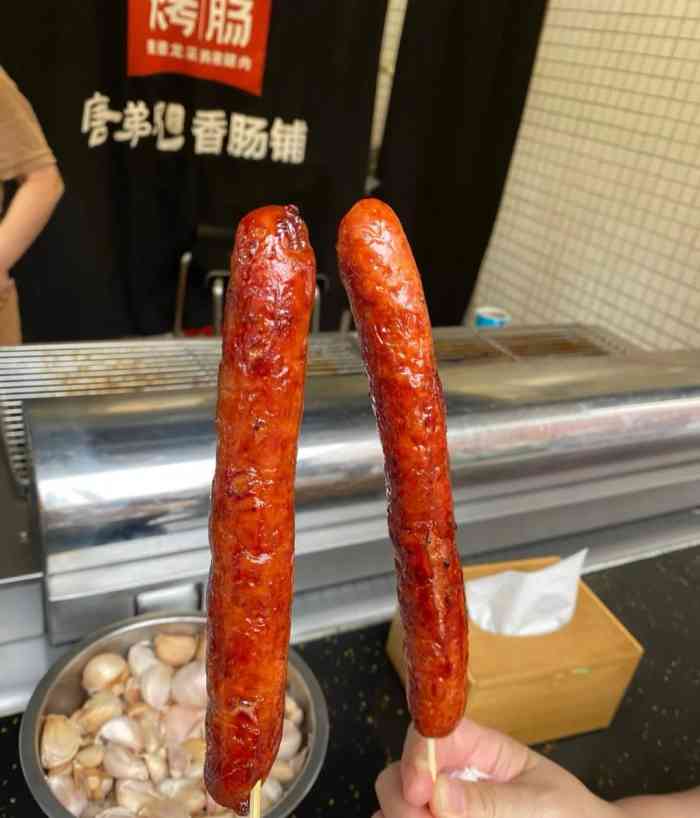 唐弟兄一根筋香肠铺-"风很大的网红烤香肠!晚上路过.