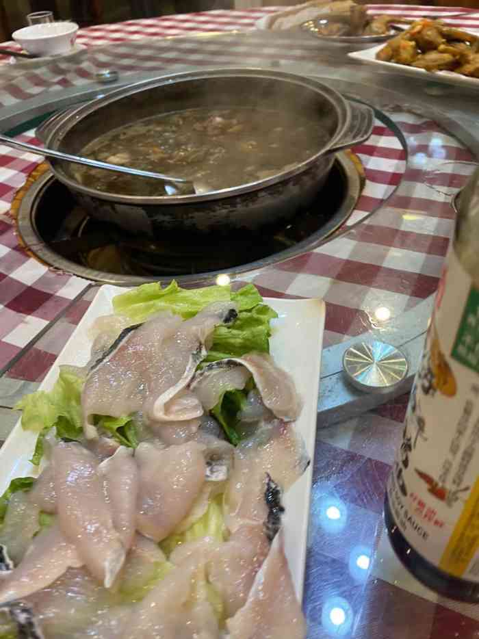 家附近的店,之前过来都是点菜,这次天气冷点了药膳水鱼火锅套餐,外加