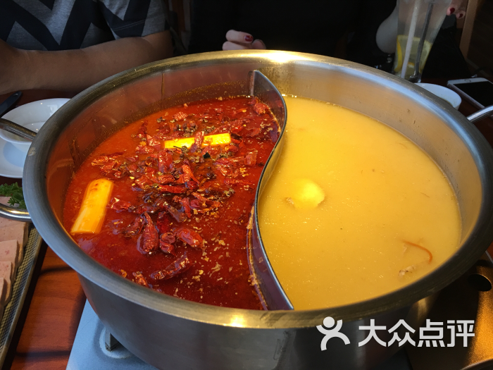 小红袍香港私房火锅料理-猪肚拼四川麻辣图片