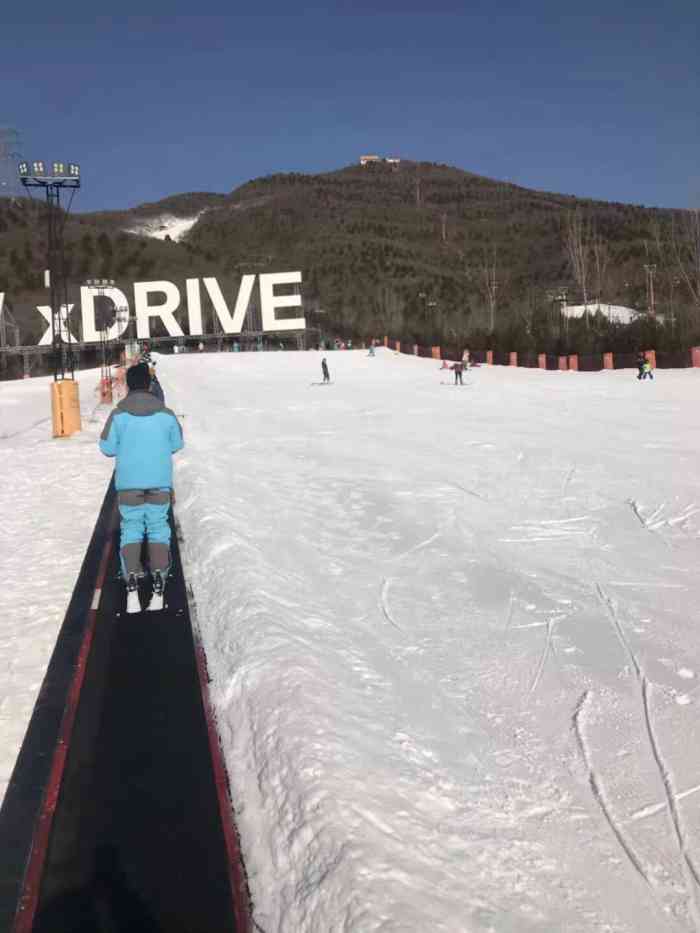 军都山滑雪场-"人太多 初级道一不小心就撞上了 雪多.