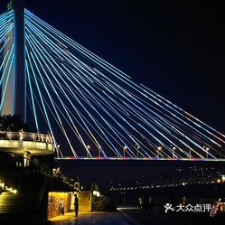 康乐青山江畔小镇