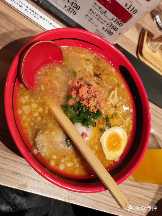 看看这排队的人流,看好共和国里面有一堆吃.