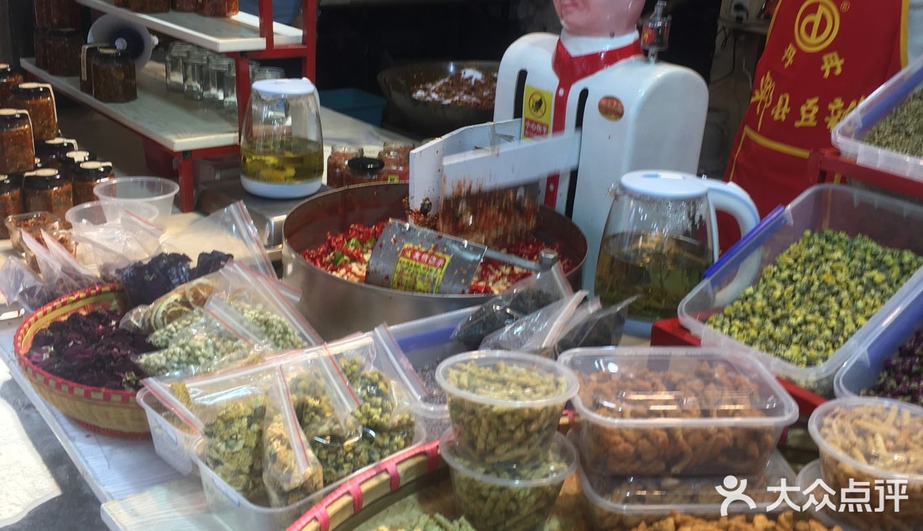 游人有点多,景区里商户的生意都很兴隆