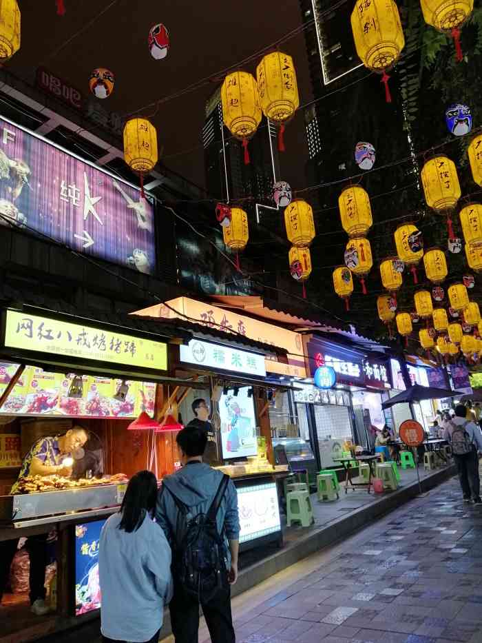 八一好吃街可以白天去,较场口夜市晚上去. 美食街太多好吃的了