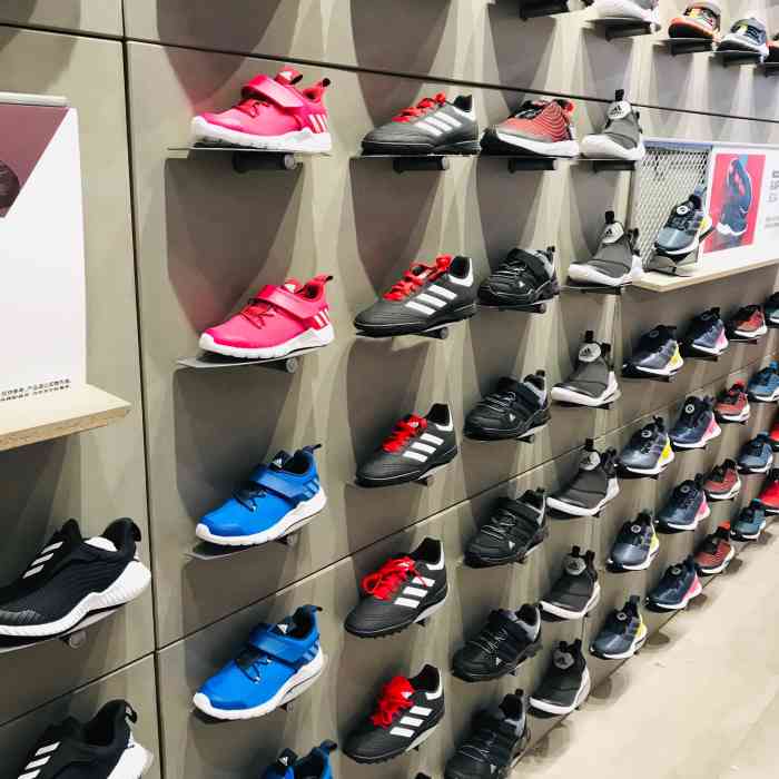 adidas(丹尼斯三天地店)