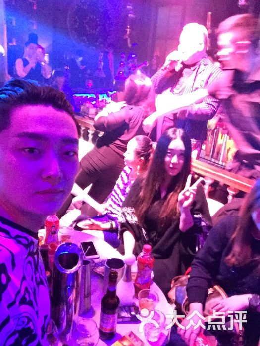 菲芘爱上酒吧图片 第2张