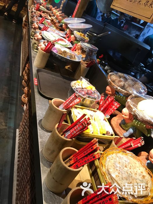 对这家店最深的印象就是,客人进门,服务员.-厨