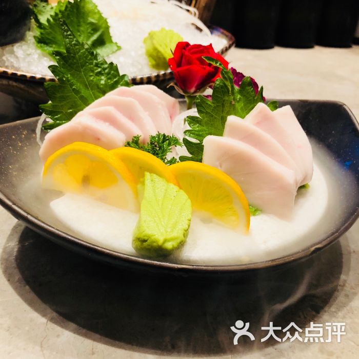 salmon&tuna 杉木日本料理白金枪鱼刺身,免烤图片 - 第3张
