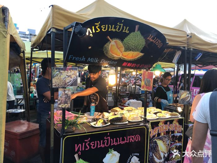 甲米有名的周末夜市,只有每周五六日三天才.