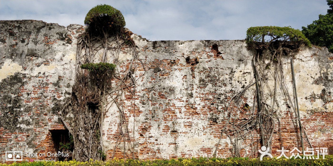 古堡中,有一片红砖砌成的残壁城垒