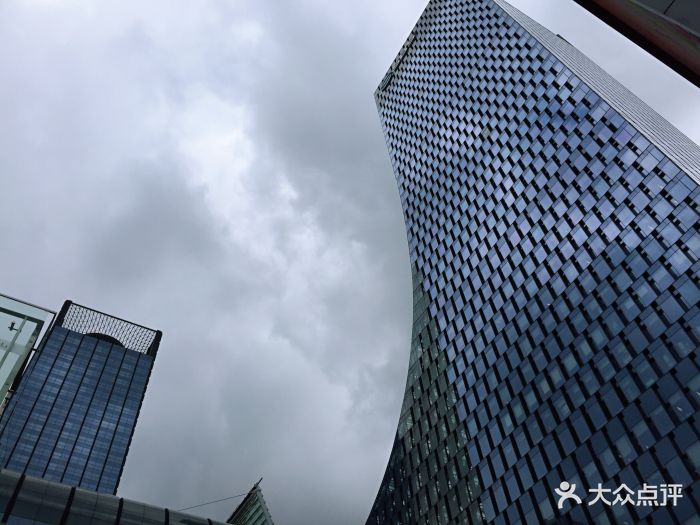 传媒广场位于南施街地铁口,是苏州电视台那.