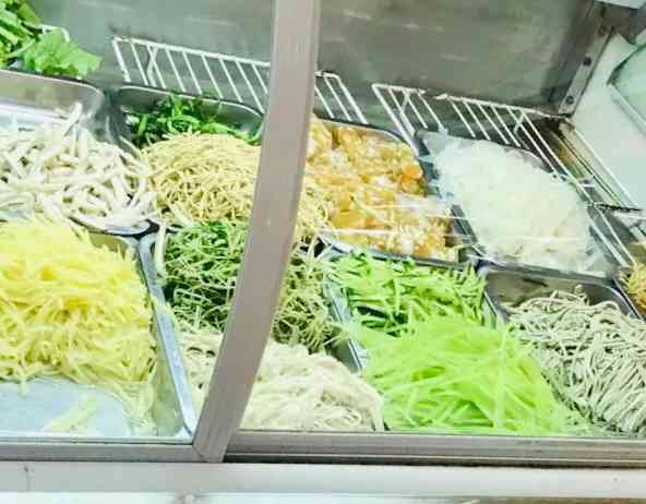 好亿家凉拌菜-"这家就在超市的一楼,超市的蔬菜区里边
