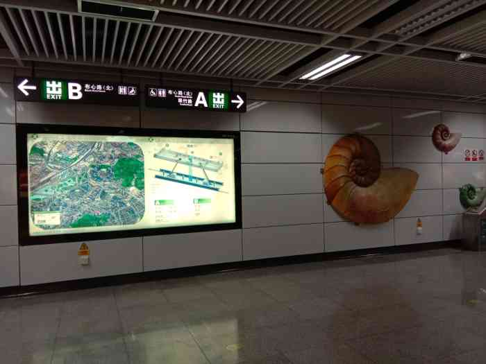 水贝地铁,龙岗3号线~布吉下去在过两个站~周末~和小伙伴来这边逛街
