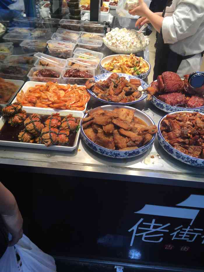 佬街佬味(瞿溪路店"开在瞿溪路上面的一家熟食店,东西还是挺多.