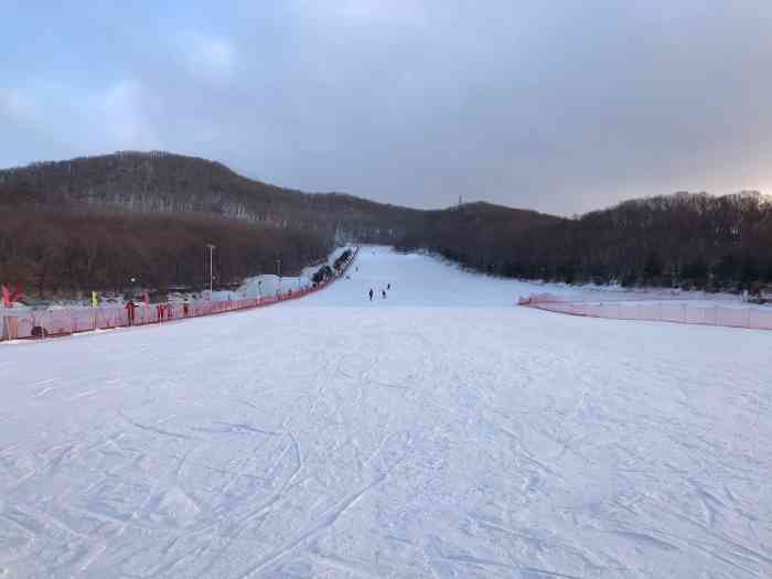鸣山绿洲滑雪场